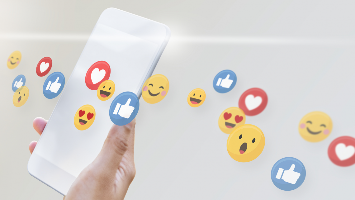 Tutoiement, emojis, simplification : l'assureur à la recherche du bon ton